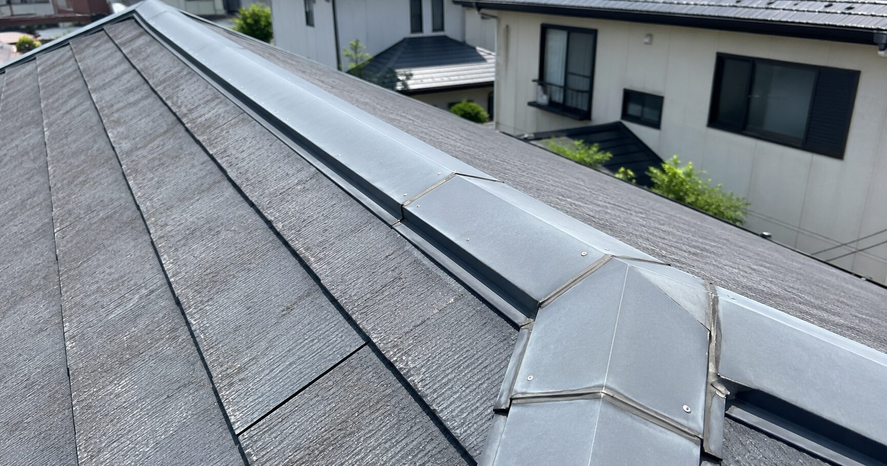 新潟市の屋根点検で確認するスレート屋根の棟板金イメージ