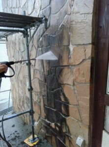 高圧洗浄機を使用して外壁の汚れを落とす作業 新潟市 お菓子屋