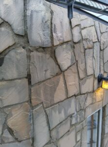 明るく清潔感を取り戻した薬石外壁の洗浄後写真 新潟市店舗