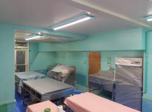 新潟市 お菓子工房 施工前の室内全景 機材をビニールで覆い養生した状態｜ペイントホームズ新潟西店