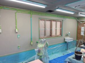 新潟市 お菓子工房 内部塗装後の様子 明るいアイボリーの壁に仕上がった空間｜ペイントホームズ新潟西店