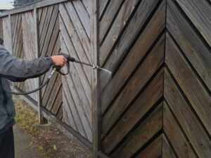 木部を丁寧に高圧洗浄している様子 新潟市のお菓子屋改修工事