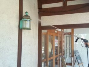薬石ではない外壁部分を高圧洗浄している様子 新潟市のお菓子屋改修工事