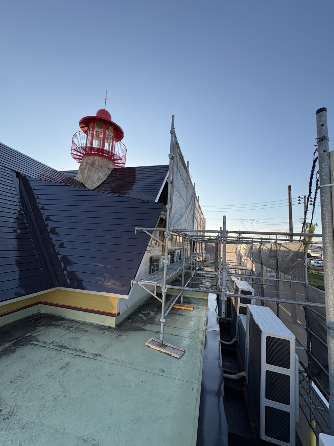 遮熱塗料で仕上げた屋根の完成写真 日が当たっていない部分の落ち着いた色合い(新潟市)