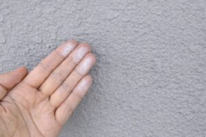 新潟市の住宅で見られるチョーキング現象(外壁の劣化サイン)