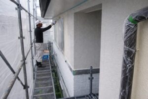 新潟市での外壁塗装施工の様子